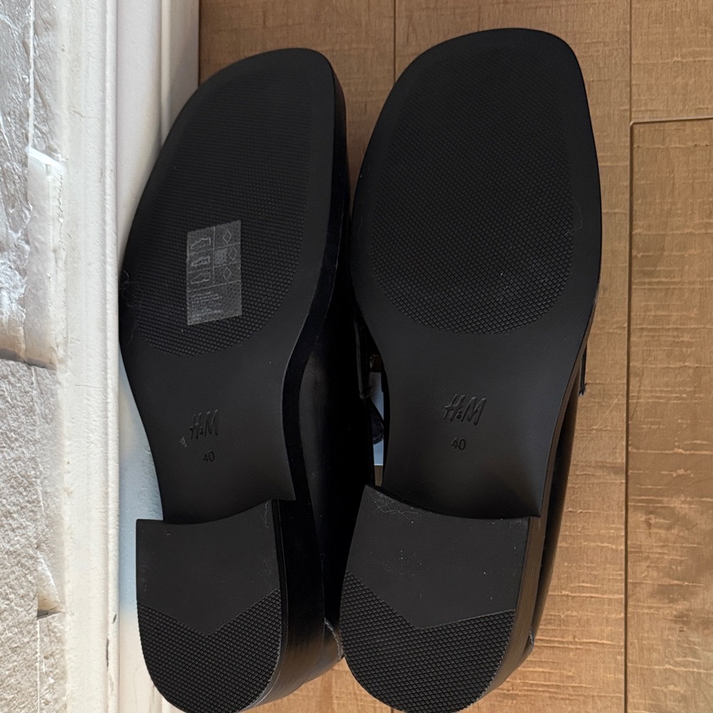 NET H&M black loafer with gold chain details-Size 40 - Picture 4 of 5
